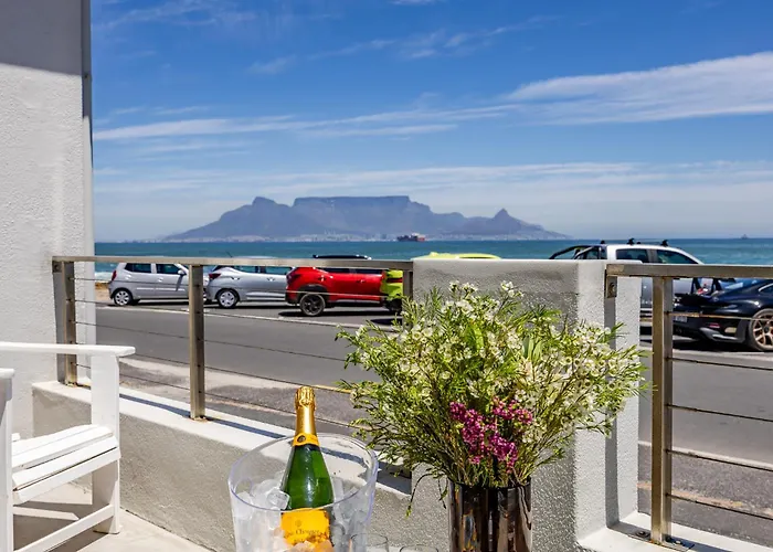 Altona- 5 Bedroom Beach House, Bloubergstrand